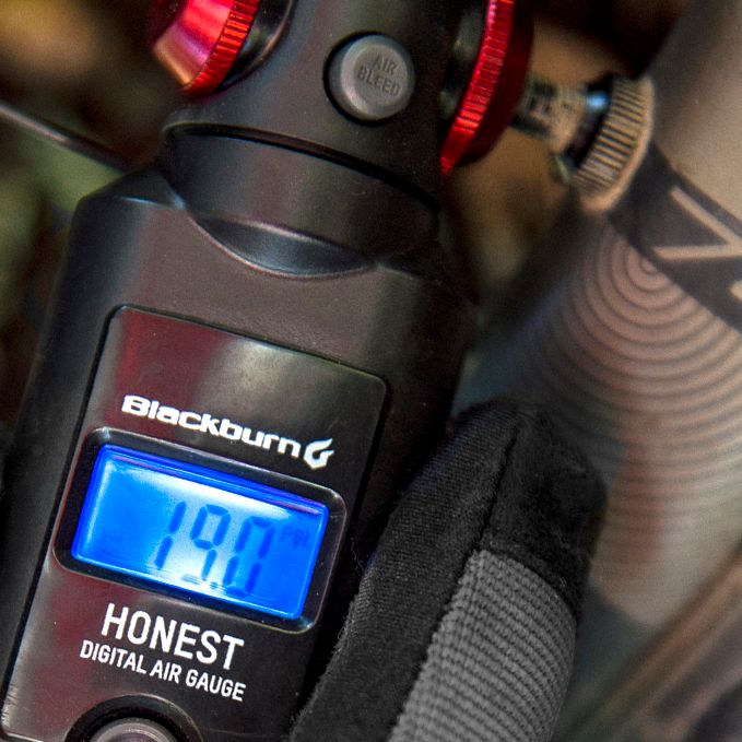 Load image into Gallery viewer, Blackburn - Honest Digital Pressure Gauge - TCR Sport Lab
